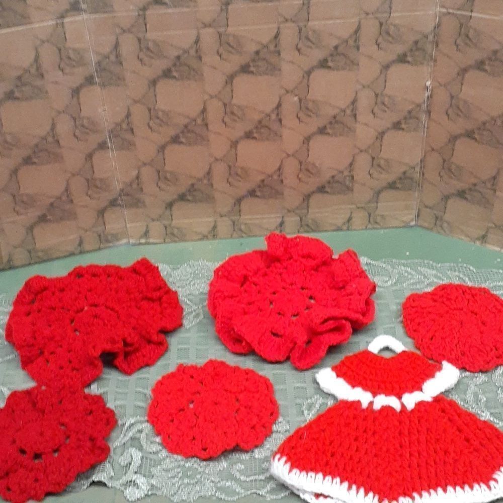 6 pc. Vintage crocheted doilies and pot holder